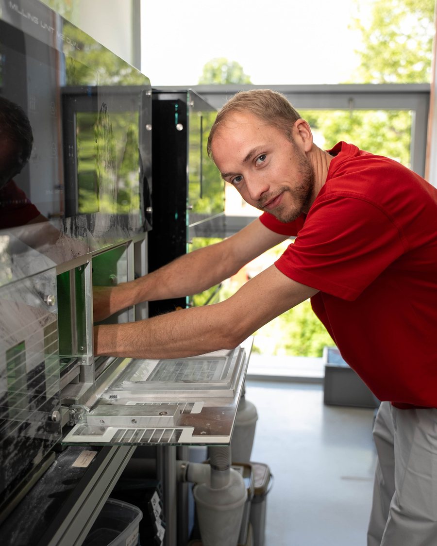 Mitarbeiter der Dental Family bei der Arbeit im Labor
