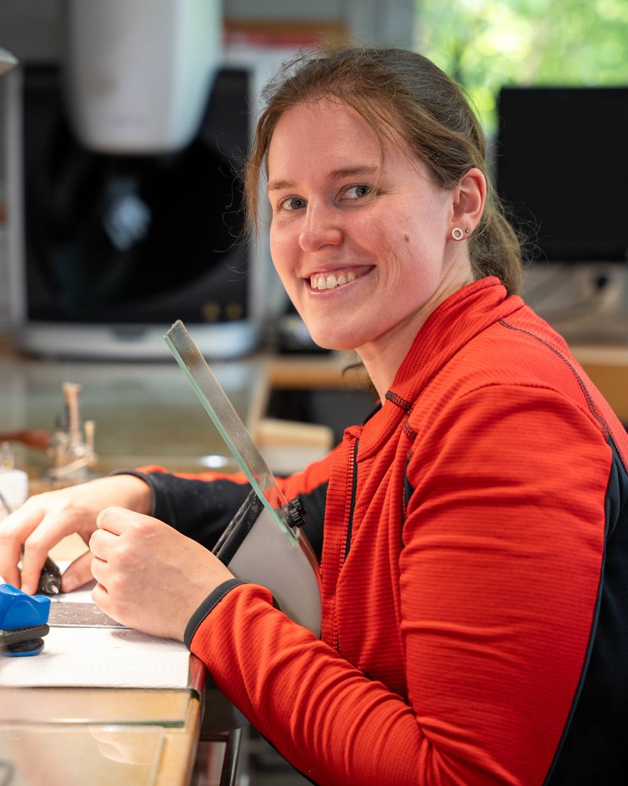 Zahntechnikerin der Dental Family bei der Arbeit