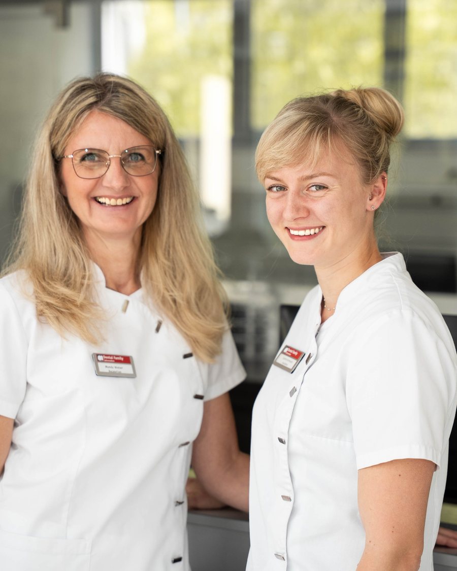 Zwei Mitarbeiterinnen der Dental Family