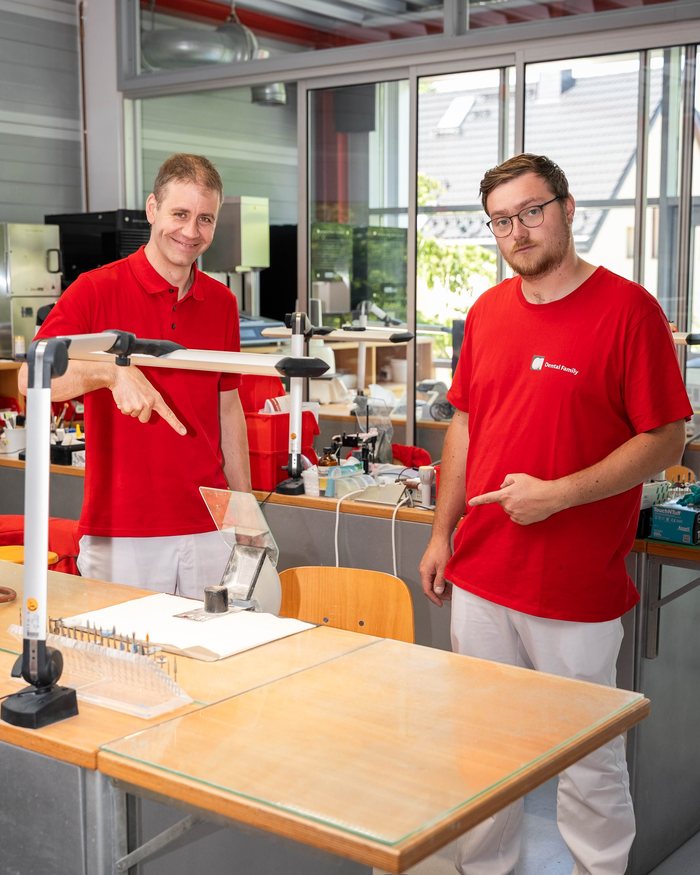 Freier Arbeitsplatz im Zahntechnik-Labor der Dental Family