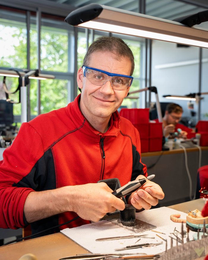 Zahntechniker Thomas bei der Arbeit