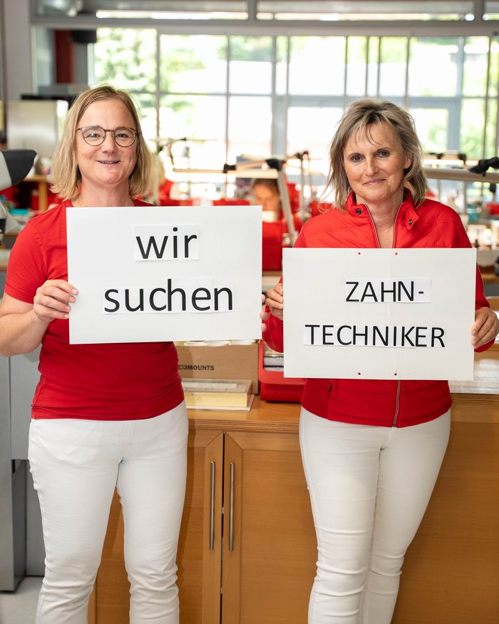 Team der Dental Family mit Schildern „wir suchen Zahntechniker“