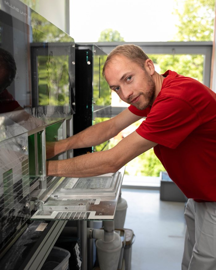 Zahntechniker Lars bei der Arbeit